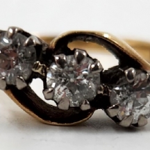 טבעת אנגלית עתיקה (ויקטוריאנית), עשויה זהב משובצת 3 יהלומים בליטוש עתיק