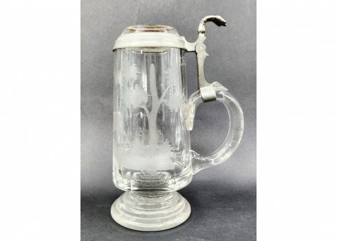 כוס בירה בוהמית עתיקה ויפה מהמאה ה-19, משולבת התקני פיוטר ומעוטרת בחיטת יד אמן