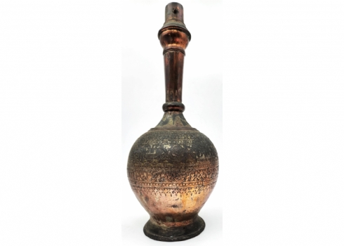 בקבוק פרסי עתיק בן כמאה שנה, עשוי נחושת מעוטרת בהיקף בכיתוב בפרסי, שאריות ציפוי