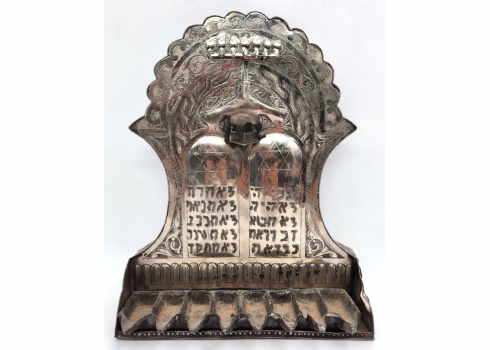 חנוכייה מרוקאית ישנה ויפה, עשויה מתכת מרוקעת בעבודת יד אמן