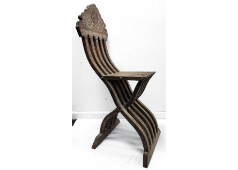 כיסא סורי ישן, עשוי מתכת, מעוטר כולו בשיבוץ כסף (עבודת דמשק)