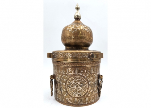 כלי איסלאמי ישן ויפה, עשוי ב'עבודת דמשק' (שיבוץ של נחושת וכסף בתוך מיקשת פליז)