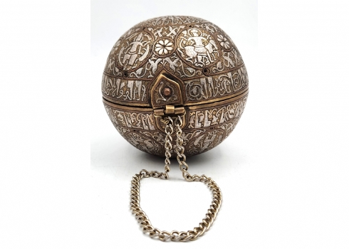כלי אסלאמי ישן ויפה, עשוי ב'עבודת דמשק' (שיבוץ של נחושת וכסף בתוך מיקשת פליז)