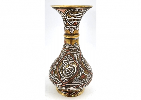 כלי אסלאמי ישן ויפה, עשוי ב'עבודת דמשק' (שיבוץ של נחושת וכסף בתוך מיקשת פליז)