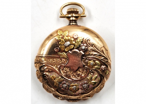 לוט הכולל מנגנון לשעון כיס של חברת 'אלגין' (Elgin) וכיסוי זהב משובץ יהלום