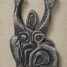 דוד אללוף (נ. 1942), תבליט (יציקת אלומיניום), חתום, מוצמד ללוח (החתימה על הלוח)