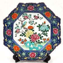 צלחת פורצלן סינית מתומנת יפה ומאסיבית מתקופת הרפובליקה של סין (1912-1949)