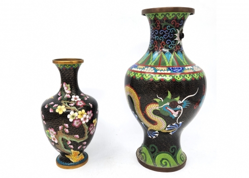 לוט של 2 אגרטלי קלואזונה (Cloisonne) סינים ישנים, עשויים נחושת מוזהבת ומעוטרים