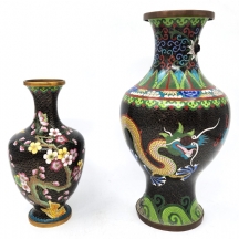 לוט של 2 אגרטלי קלואזונה (Cloisonne) סינים ישנים, עשויים נחושת מוזהבת ומעוטרים