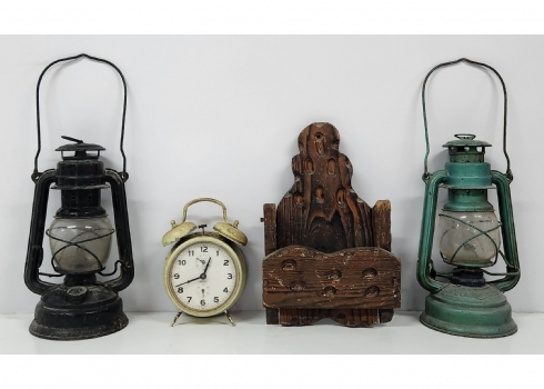 לוט של 4 חפצים ישנים: זוג עששיות עתיקות עשויות מתכת וזכוכית, מצב בהתאם לגיל