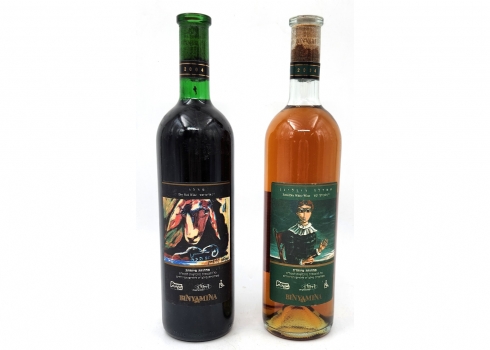 לוט של שני בקבוקי יין תוצרת יקבי בנימינה, מרלו ואמרלד ריזלינג, מהדורה מיוחדת
