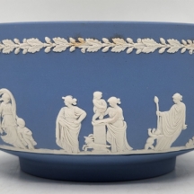 קערה אנגלית ישנה ויפה, מתוצרת 'וודג'ווד' (Wedgwood), מעוטרת וחתומה