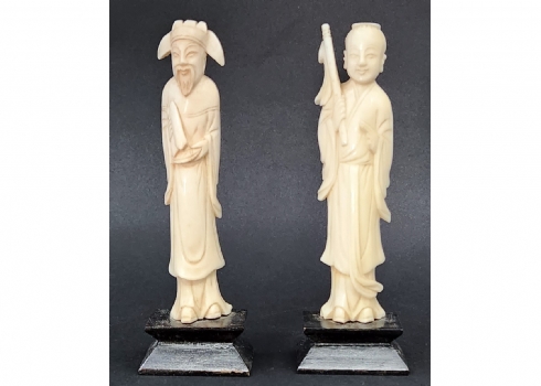 זוג פסלונים סינים עתיקים, עשויים חומר לבן יוקרתי מגולף בעבודת יד ובסיסי עץ