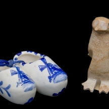 לוט הכולל זוג קבקבים הולנדים ופינגוין עשוי 'אבן סבון'