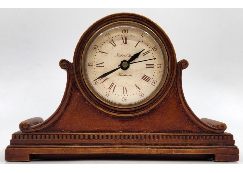שעון שולחני ישן עשוי חומר יצוק בדמוי עץ