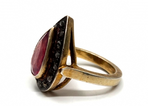 טבעת הודית עשויה כסף חלקו מצופה זהב, משובצת במרכזה אבן רובי וסביבה יהלומים