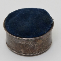 כרית סיכות אנגלית עתיקה עשויה כסף