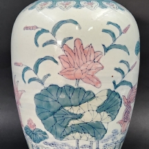 כד פורצלן סיני דקורטיבי עם מכסה תואם, מעוטר בצביעת יד ואמייל