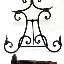 לוט של שני פריטים ישנים, הכולל מעמד לתמונות עשוי ברזל ופמוט קיר לנר עשוי פליז