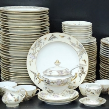 חלקי סט פורצלן גרמני עתיק מתוצרת 'פירקנהמר', מעוטר בהדפס וחתום, מצב משומש