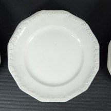 לוט של 23 צלחות פורצלן גרמניות מתוצרת: 'רוזנטל' (Rosenthal), דגם 'מריה' לבן