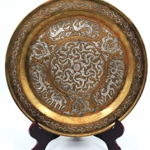 צלחת איסלמית ישנה עשויה פליז ומעוטרת בשיבוץ 'עבודת דמשק'