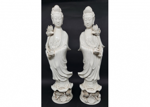 זוג פסלים סינים ישנים 'בלנק דה שין' (Blanc de Chine) לא חתומים, פגמים וחוסרים