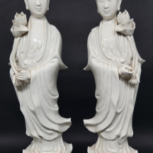 זוג פסלים סינים ישנים 'בלנק דה שין' (Blanc de Chine) לא חתומים, פגמים וחוסרים