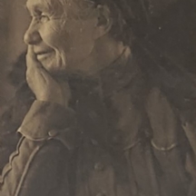 גלויה עתיקה של הצלם הנודע שלמה נרינסקי (Shlomo Narinsky) של אישה מבוגרת בפרופיל