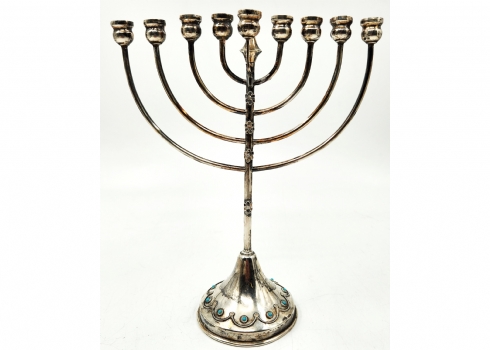 חנוכייה ישראלית ישנה ויפה עשויה כסף '800', חתומה, מעוטרת בעבודת פיליגראן עדינה