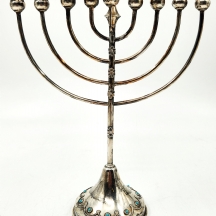 חנוכייה ישראלית ישנה ויפה עשויה כסף '800', חתומה, מעוטרת בעבודת פיליגראן עדינה