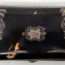 ארנק עתיק מתחילת המאה העשרים, החיפוי החיצוני עשוי שריון צב משובץ עיטורי כסף