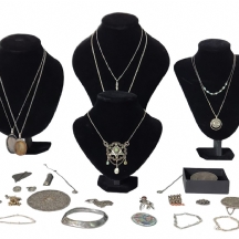 לוט של 35 חפצים ותכשיטים ישנים ועתיקים, רובם עשויים כסף וחתומים, עשויים בין השאר