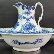 סט של כד וקערה אנגלים עתיקים מסט רחצה ויקטוריאני מהמאה ה-19, עשויים חרס ומעוטרים