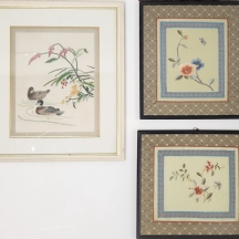 לוט של 3 ריקמות סיניות ישנות רקומות על משי, ממוסגרות