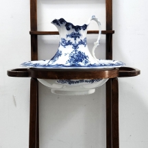 מעמד עתיק לסט רחצה, כפי הנראה אנגלי ויקטוריאני מהמאה ה-19, עשוי עץ