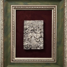 'יהודים רוקדים בעיירה היהודית' - תבליט מתכת כסוף, נתון במסגרת נאה