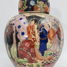 כד חרסינה סיני דקורטיבי בסגנון 'סטסומה' יפני, מעוטר וחתום