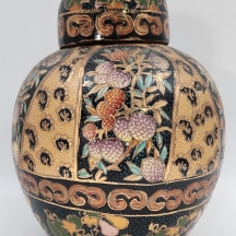 כד חרסינה סיני דקורטיבי בסגנון 'סטסומה' יפני, מעוטר וחתום