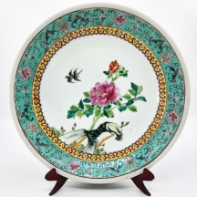 צלחת פורצלן סינית מעוטרת באמייל וחתומה