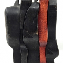 שלמה קורן (Shlomo Koren) - 'חמש דמויות' - פסל עץ צבוע, חתום ומתוארך: 1980