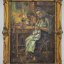 'אישה תופרת לאור עששית' - ציור עתיק מתחילת המאה העשרים, 1920 בקירוב, שמן על לוח