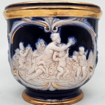 עציץ חרס איטלקי, מתוצרת 'קאפודימונטה' (Capodimonte)ף מעוטר עיטורי בלט