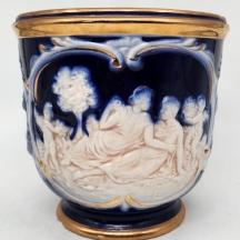 עציץ חרס איטלקי, מתוצרת 'קאפודימונטה' (Capodimonte), מעוטר עיטורי בלט