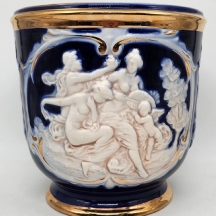 עציץ חרס איטלקי, מתוצרת 'קאפודימונטה' (Capodimonte), מעוטר עיטורי בלט
