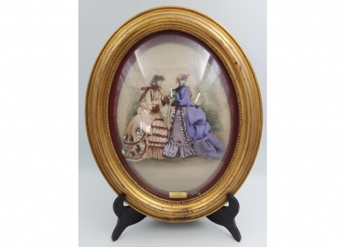 תמונה אובאלית, בסגנון ויקטוריאני עתיק, בדמות זוג נשים לבושות בשמלות בד, עשויה בד