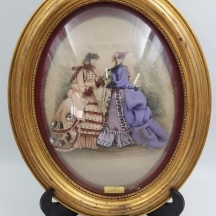 תמונה אובאלית, בסגנון ויקטוריאני עתיק, בדמות זוג נשים לבושות בשמלות בד, עשויה בד