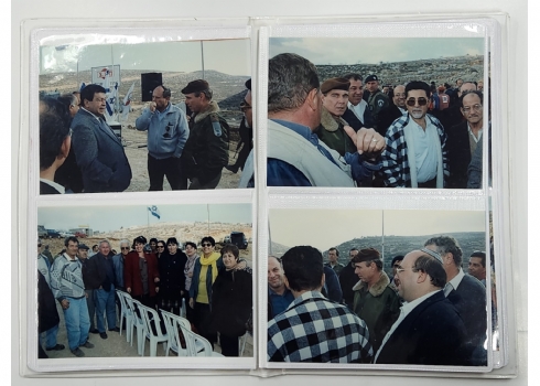 אלבום ובו 96 צילומים של פואד בן אליעזר (שם האלבום: עוקף רמאללה), מידות כל צילום: