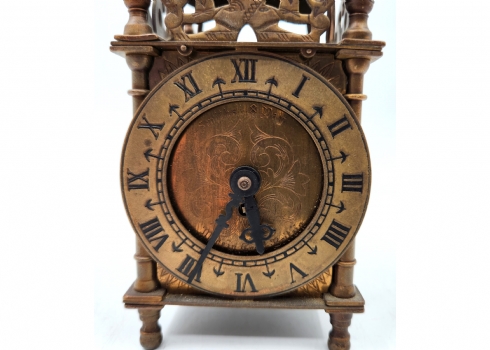 שעון אנגלי שולחני ישן בסגנון עתיק, עשוי פליז, חתום