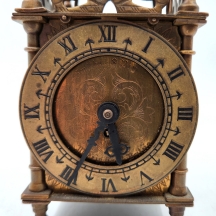 שעון אנגלי שולחני ישן בסגנון עתיק, עשוי פליז, חתום